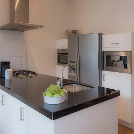 Dynasti Apartment *